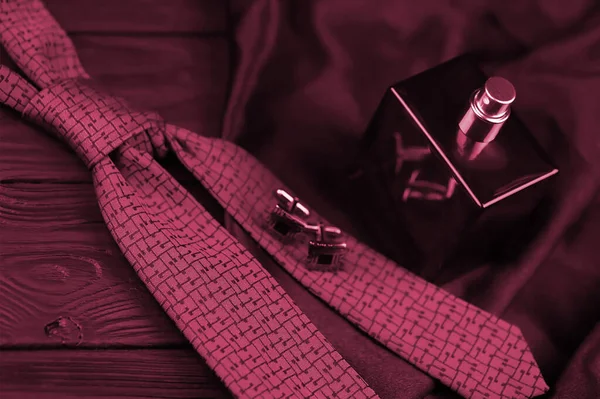 Une Bouteille Eau Cologne Masculine Des Boutons Manchette Avec Cravate — Photo