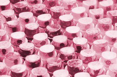 Bir boya spreyinden farklı renklere boyanmış graffiti çizmek için kullanılan bir desen. Görüntü tonu Viva Magenta, 2023 yılının rengi