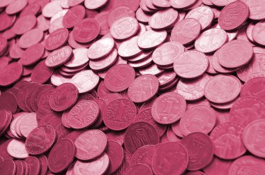 Büyük miktarda parlak Ukraynalı eski 1 Hryvnia sikkesi yakında. Ukrayna 'daki iş ve zengin yaşam kavramı Viva Magenta' da 2023 yılının rengine uyarlandı.
