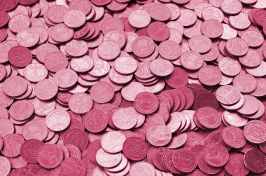 Büyük miktarda parlak Ukraynalı eski 1 Hryvnia sikkesi yakında. Ukrayna 'daki iş ve zengin yaşam kavramı Viva Magenta' da 2023 yılının rengine uyarlandı.