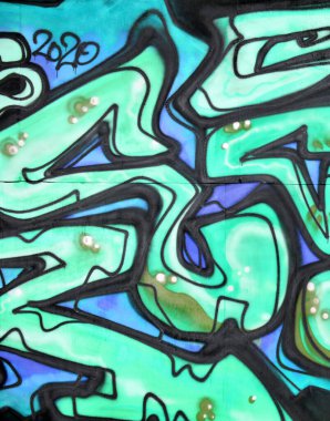 Parlak sprey şeritli ve güzel renklerde grafiti resimlerinin renkli arka planı. Eski moda sokak sanatı sprey boya kutularından yapılmış. Çağdaş gençlik kültürü arka planı