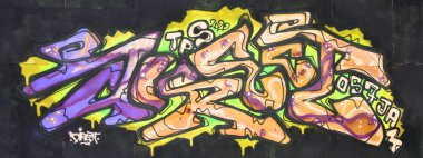 Parlak sprey şeritli ve güzel renklerde grafiti resimlerinin renkli arka planı. Eski moda sokak sanatı sprey boya kutularından yapılmış. Çağdaş gençlik kültürü arka planı