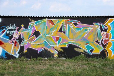Metal duvarda parlak aerosol şeritleri olan grafiti resimlerinin renkli arka planı. Eski moda sokak sanatı sprey boya kutularından yapılmış. Çağdaş gençlik kültürü arka planı
