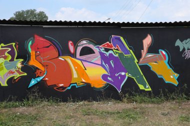 Metal duvarda parlak aerosol şeritleri olan grafiti resimlerinin renkli arka planı. Eski moda sokak sanatı sprey boya kutularından yapılmış. Çağdaş gençlik kültürü arka planı