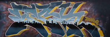 Metal duvarda parlak aerosol şeritleri olan grafiti resimlerinin renkli arka planı. Eski moda sokak sanatı sprey boya kutularından yapılmış. Çağdaş gençlik kültürü arka planı