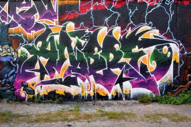 Metal duvarda parlak aerosol şeritleri olan grafiti resimlerinin renkli arka planı. Eski moda sokak sanatı sprey boya kutularından yapılmış. Çağdaş gençlik kültürü arka planı