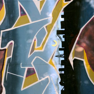 Metal duvarda parlak aerosol şeritleri olan grafiti resimlerinin renkli arka planı. Eski moda sokak sanatı sprey boya kutularından yapılmış. Çağdaş gençlik kültürü arka planı