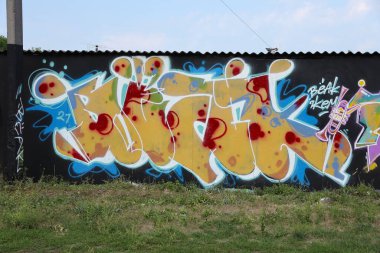 Metal duvarda parlak aerosol şeritleri olan grafiti resimlerinin renkli arka planı. Eski moda sokak sanatı sprey boya kutularından yapılmış. Çağdaş gençlik kültürü arka planı