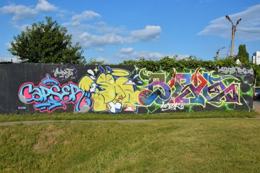 Metal duvarda parlak aerosol şeritleri olan grafiti resimlerinin renkli arka planı. Eski moda sokak sanatı sprey boya kutularından yapılmış. Çağdaş gençlik kültürü arka planı