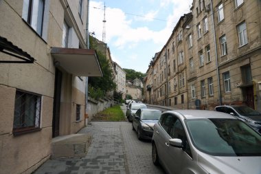 LVIV, UKRAINE - 11 Eylül 2022 Lviv, Ukrayna 'daki tarihi eski şehir manzarası. Lviv 'in dar Avrupa tarzı sokaklarındaki birçok eski bina ve cephe süsleri