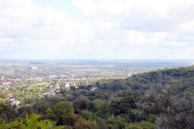 LVIV, UKRAINE - 11 Eylül 2022 Lviv, Ukrayna 'daki tarihi şehrin Panorama manzarası. Sonbahar gününün başında metal çatıları ve katedral kubbeleri olan birçok eski bina.