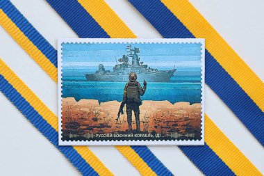 KYIV, UKRAINE - 4 Mayıs 2022 Rus savaş gemisi ve Ukrayna askeriyle damgalanmış gibi görünen ünlü Ukrayna hatırası