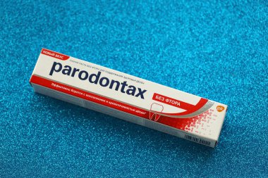 KYIV, UKRAINE - 4 Mayıs 2022 Parodontax diş macunu paketi yakın plan