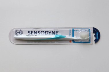 KYIV, UKRAINE - 4 Mayıs 2022 Hassas dişler için yeni marka Sensodyne diş fırçası diş hassasiyetine karşı koruma sağlar