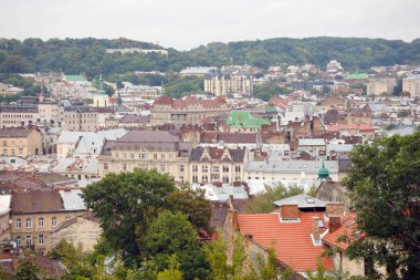 LVIV, UKRAINE - 11 Eylül 2022 Lviv, Ukrayna 'daki tarihi şehrin Panorama manzarası. Sonbahar gününün başında metal çatıları ve katedral kubbeleri olan birçok eski bina.