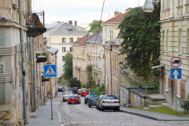 LVIV, UKRAINE - 11 Eylül 2022 Lviv, Ukrayna 'daki tarihi eski şehir manzarası. Lviv 'in dar Avrupa tarzı sokaklarındaki birçok eski bina ve cephe süsleri