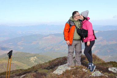 CARPathan Dağları, UKRAine - 8 Ekim 2022 Hoverla Dağı. Sonbaharda Ukrayna 'da Karpatlar. Turistler dağın zirvesine tırmanırlar. Chornogora tepesinin manzaralı manzarası.
