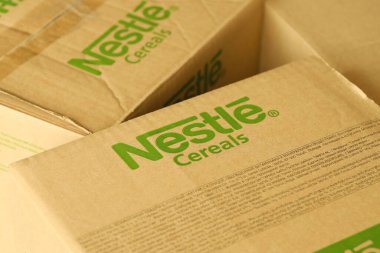KYIV, UKRAINE - 4 Mayıs 2022 Nestle şirketinin logosu olan büyük karton kutular. Yuva mallarının taşınma deposu