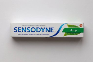 KYIV, UKRAINE - 4 Mayıs 2022 Sensodyne fluorine veya fluor, diş hassasiyetine karşı koruma sağlayan günlük florür diş macunudur.