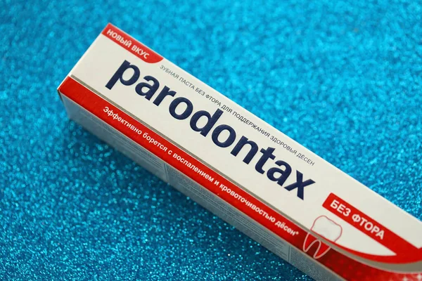 KYIV, UKRAINE - 4 Mayıs 2022 Parodontax diş macunu paketi yakın plan