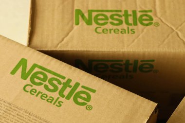 KYIV, UKRAINE - 4 Mayıs 2022 Nestle şirketinin logosu olan büyük karton kutular. Yuva mallarının taşınma deposu