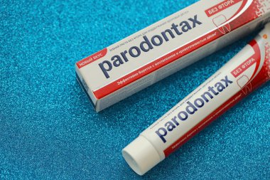 KYIV, UKRAINE - 4 Mayıs 2022 Parodontax diş macunu paketi yakın plan