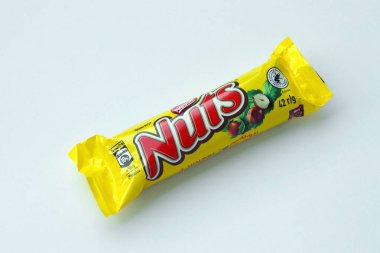 KYIV, UKRAINE - 4 Mayıs 2022 Nuts orijinal çikolata barı Nestle şirketi tarafından üretildi. Fındıklı ve renkli ambalajlı küçük çikolata.