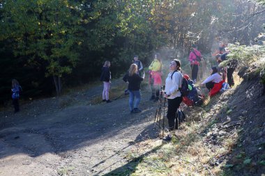 CARPathan Dağları, UKRAine - 8 Ekim 2022 Hoverla Dağı. Sonbaharda Ukrayna 'da Karpatlar. Turistler Hoverla dağının tepesine tırmanmak için tepeler ve ormanlar arasında yürürler.