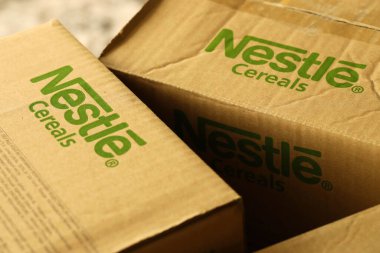 KYIV, UKRAINE - 4 Mayıs 2022 Nestle şirketinin logosu olan büyük karton kutular. Yuva mallarının taşınma deposu