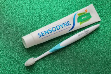 KYIV, UKRAINE - 4 Mayıs 2022 Sensodyne fluorine veya fluor, diş hassasiyetine karşı koruma sağlayan günlük florür diş macunudur.