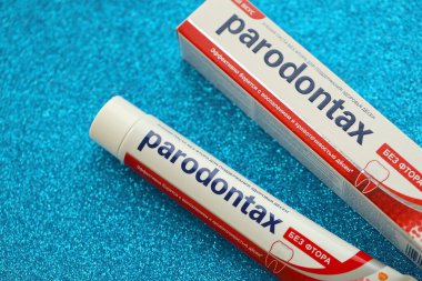 KYIV, UKRAINE - 4 Mayıs 2022 Parodontax diş macunu paketi yakın plan