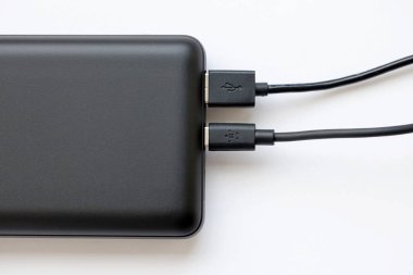 KYIV, UKRAINE - 4 Mayıs 2022 Belkin International logosuna sahip taşınabilir güç bankası pili, Amerikan tüketici elektroniği üreticisi, bağlantı cihazları konusunda uzmanlaşmış