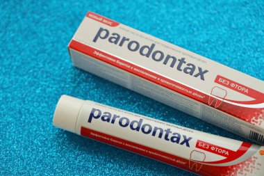 KYIV, UKRAINE - 4 Mayıs 2022 Parodontax diş macunu paketi yakın plan
