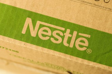 KYIV, UKRAINE - 4 Mayıs 2022 Nestle şirketinin logosu olan büyük karton kutular. Yuva mallarının taşınma deposu