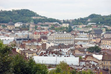 LVIV, UKRAINE - 11 Eylül 2022 Lviv, Ukrayna 'daki tarihi şehrin Panorama manzarası. Sonbahar gününün başında metal çatıları ve katedral kubbeleri olan birçok eski bina.