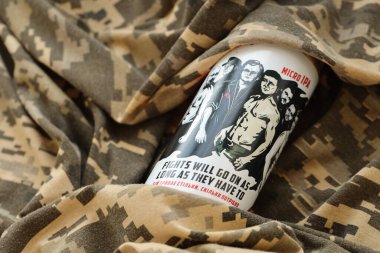 KYIV, UKRAINE - 4 Mayıs 2022 Dövüş adı verilen bira imalatı, teneke kutudaki önde gelen Ukraynalı başkan Volodymyr Zelensky 'nin yer aldığı sürece devam edecek