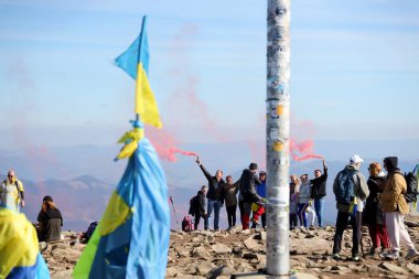 CARPathan Dağları, UKRAine - 8 Ekim 2022 Hoverla Dağı. Sonbaharda Ukrayna 'da Karpatlar. Turistler dağın zirvesine tırmanırlar. Chornogora tepesinin manzaralı manzarası.