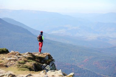 CARPathan Dağları, UKRAine - 8 Ekim 2022 Hoverla Dağı. Sonbaharda Ukrayna 'da Karpatlar. Turistler Hoverla dağının tepesine tırmanmak için tepeler ve ormanlar arasında yürürler.
