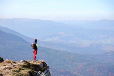 CARPathan Dağları, UKRAine - 8 Ekim 2022 Hoverla Dağı. Sonbaharda Ukrayna 'da Karpatlar. Turistler Hoverla dağının tepesine tırmanmak için tepeler ve ormanlar arasında yürürler.