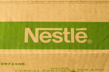 KYIV, UKRAINE - 4 Mayıs 2022 Nestle şirketinin logosu olan büyük karton kutular. Yuva mallarının taşınma deposu