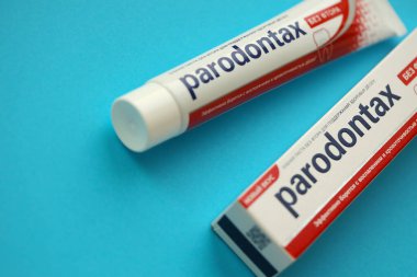 KYIV, UKRAINE - 4 Mayıs 2022 Parodontax diş macunu paketi yakın plan