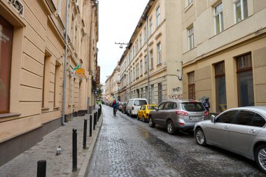LVIV, UKRAINE - 11 Eylül 2022 Lviv, Ukrayna 'daki tarihi eski şehir manzarası. Lviv 'in dar Avrupa tarzı sokaklarındaki birçok eski bina ve cephe süsleri