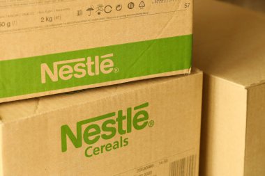 KYIV, UKRAINE - 4 Mayıs 2022 Nestle şirketinin logosu olan büyük karton kutular. Yuva mallarının taşınma deposu