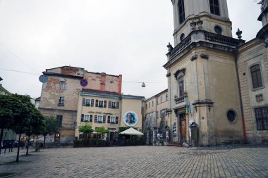 LVIV, UKRAINE - 11 Eylül 2022 Lviv, Ukrayna 'daki tarihi eski şehir manzarası. Lviv 'in dar Avrupa tarzı sokaklarındaki birçok eski bina ve cephe süsleri