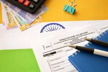 KYIV, UKRAINE - 4 Mayıs 2022 Hindistan gelir vergisi beyannamesi, Hint bayrağına kalem ve Hint rupileri iliştirilmiş boş form. Yıllık vergi raporu kavramı