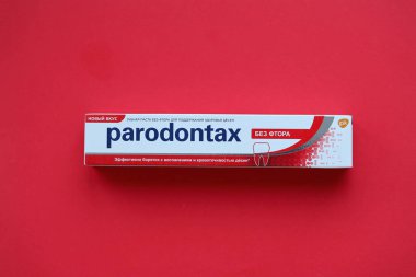 KYIV, UKRAINE - 4 Mayıs 2022 Parodontax diş macunu paketi yakın plan