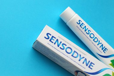 KYIV, UKRAINE - 4 Mayıs 2022 Sensodyne fluorine veya fluor, diş hassasiyetine karşı koruma sağlayan günlük florür diş macunudur.