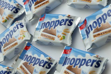 KYIV, UKRAINE - 4 Mayıs 2022 Knoppers Paketi Storck tarafından üretilen gevrek waffle sandviçi.