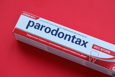 KYIV, UKRAINE - 4 Mayıs 2022 Parodontax diş macunu paketi yakın plan