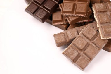 KYIV, UKRAINE - 4 Mayıs 2022 Ritter Spor Çikolatası çeşitli tatları olan ambalajsız. Farklı aromalı pek çok çikolata seramiği Ritter Spor logosuna yakın.